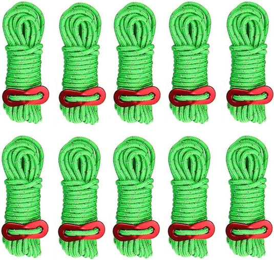 Tien netjes opgerold groene paracords met reflecterende scheerlijn touwen en rode spanners weergegeven in twee rijen op een witte achtergrond. Perfect voor kampeeravonturen, elk verbetert de zichtbaarheid voor veiliger buitenervaringen. Product: Laat je tent stevig staan met onze reflecterende scheerlijn touwen!.