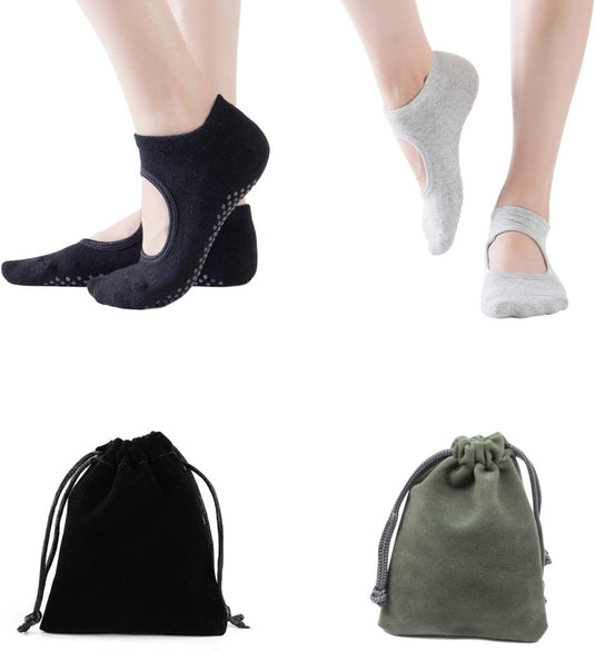 De Verbeter je yoga ervaring met onze yoga sokken! biedt twee paar antislipsokken in zwart en grijs, gemaakt van hoogwaardig katoen, ideaal voor veilige yogabeoefening. Ook inbegrepen zijn twee tassen met trekkoord in zwart en groen.