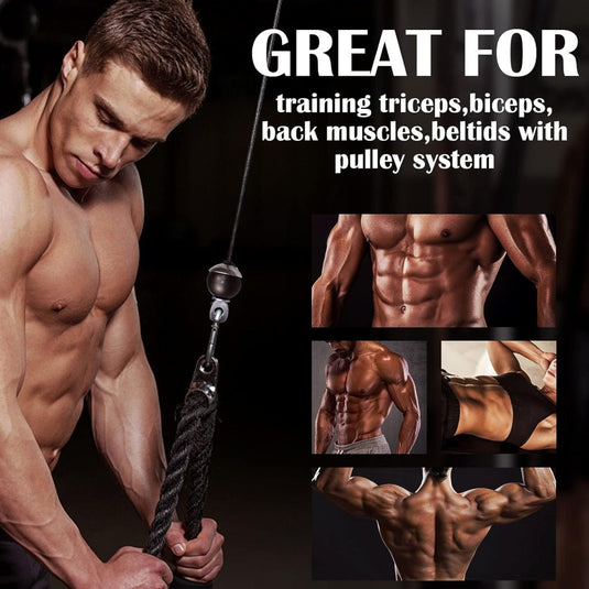 Een man gebruikt fitnessapparatuur naast afbeeldingen van gespierde torso's. Tekst luidt: