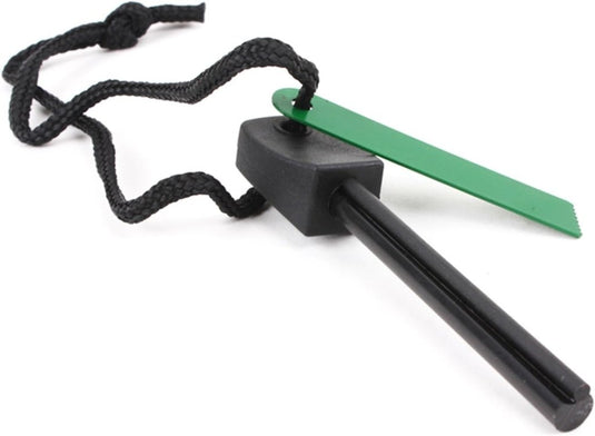 De 3-in-1 vuursteen aansteker, met zijn zwarte aanmaakstaaf, groene slagpin en zwarte koord, is een onmisbaar stuk overlevingsuitrusting.