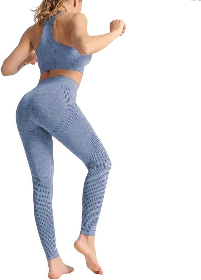 Laad afbeelding in Galerijviewer, Vrouw die op zijn plaats aan het joggen is, gekleed in een blauwe atletische uitrusting met een naadloze legging met hoge taille, weg van de camera gericht.

