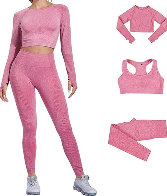 Een vrouw die een roze yoga-workoutset modelleert, inclusief Zie er geweldig uit en voel je geweldig in deze 3-delige yoga-workoutset! met hoge taille, een crop top, sportbeha en een hoofdband van vaste stof.