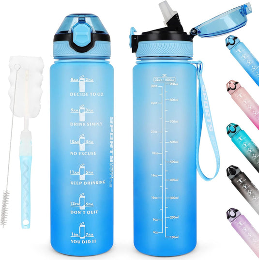 Twee blauwe 💧 BPA-vrije sportwaterflessen van 1 liter met inspirerendede tijdmarkeringen, ingebouwd rietje, draagriem en reinigingsborstel; zeven andere kleuren rechts getoond.