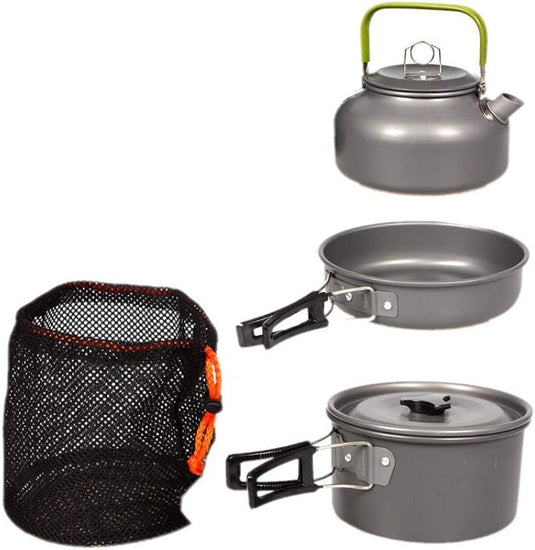 Perfect koken in de natuur met onze camping kookgereiset: geanodiseerde aluminium ketel, enorme, dekselpot en opvouwbare pannenset voor ruimtebesparing. Verpakt in een zwarte mesh draagtas.