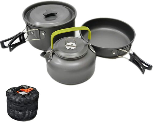 Perfect koken in de natuur met onze camping kookgereiset, gemaakt van geanodiseerd aluminium in grijs met opvouwbare handgrepen, compleet met een zwarte mesh draagtas.