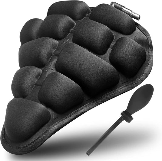 Het 🚴 Comfortabel fietsen zonder zadelpijn zadeldekje, met een zwart opblaasbaar kussen met structuur en SoftAirSeat-technologie, wordt geleverd met een kleine handpomp om de luchtdruk efficiënt aan te passen voor persoonlijk comfort en ondersteuning.