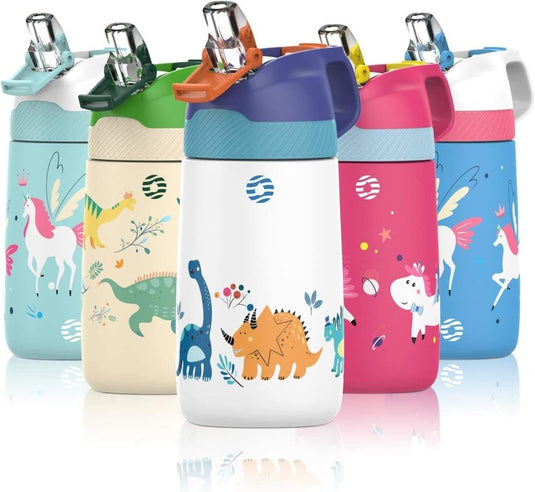 Vijf kleurrijke Ontdek de belangrijke kinderwaterflessen, elk met een uniek dinosaurus- en eenhoornontwerp, zijn voorzien van opklapbare deksels en een lekvrije dop om drankjes vers en morsvrij te houden. BPA-vrij voor de veiligheid. Perfect voor kleine avonturiers!.