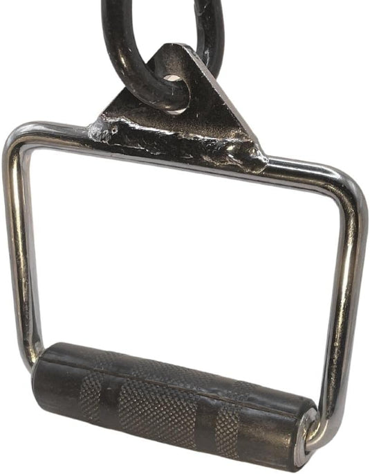 Close-up van de Stijgbeugel D-vorm handvat, een metalen handvat met een driehoekige bevestiging voor kabelmachines en krachtstations.