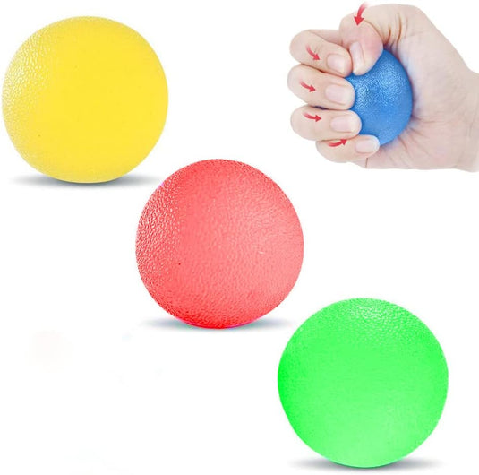 Een hand knijpt in een blauwe stressbal met gele, rode en groene in de buurt, perfect voor stressverlichting en het verbeteren van de grijpkracht. Product:
