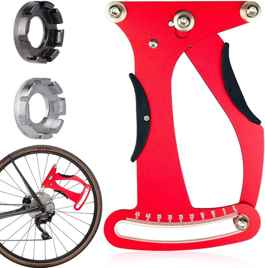 Rode fietswielrichtstandaard met spaakspanningsmeter, plus zwart en zilverkleurige schijfremzuigergereedschappen naast een fietswiel voor een betere uitlijning en verbeterde wielprestaties. Product: 🔧 Maak kennis met en optimaliseer je fietsspanning met deze spaakspanningsmeter!.