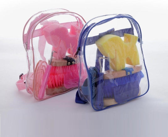 In de roze transparante rugzak zit de paardenpoetsset, met sponzen, borstels en meer, naast een blauwe transparante rugzak.