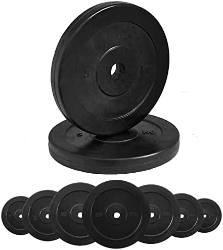 Een verzameling zwarte gietijzeren halterschijven met rubber wordt op een rij uitgestald, met twee staande rechtopstaande achteraan, perfect voor oefeningen, getiteld:
