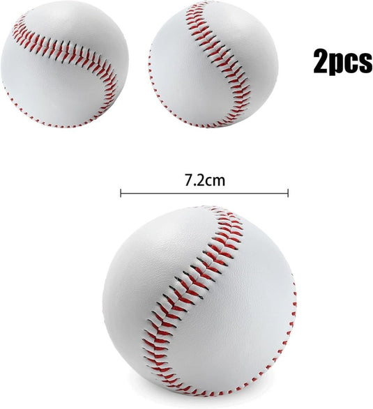 Twee witte honkballen met rode stiksels, met een diameter van 7,2 cm, gemaakt van duurzaam PVC-materiaal, zitten naast een