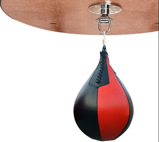 Een peervormige speedball in rood en zwart van PU-leer is bevestigd aan een houten platform met metalen scharnier, klaar om je reflexen te verbeteren. Verbeter je snelheid en precisie met deze speedball! 🥊🔥.