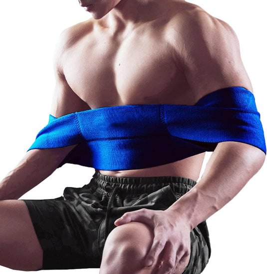Iemand die een zwarte korte broek en een blauwe omslagdoek draagt, neemt de