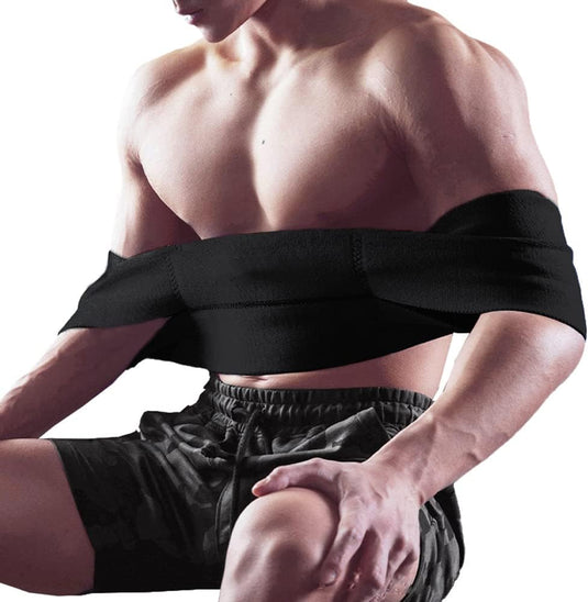 Een shirtloos individu belichaamt krachttraining, gekleed in een zwarte compressiepakking en een donkere korte broek, met één knie omhoog en de handen erop, en toont hun toewijding aan progressieve weerstand met de