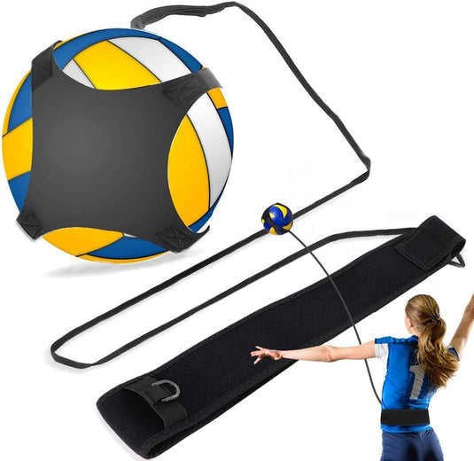 Er wordt een volleybal getoond met een zwart trainingsharnas en een lange elastische band, waarop een persoon de