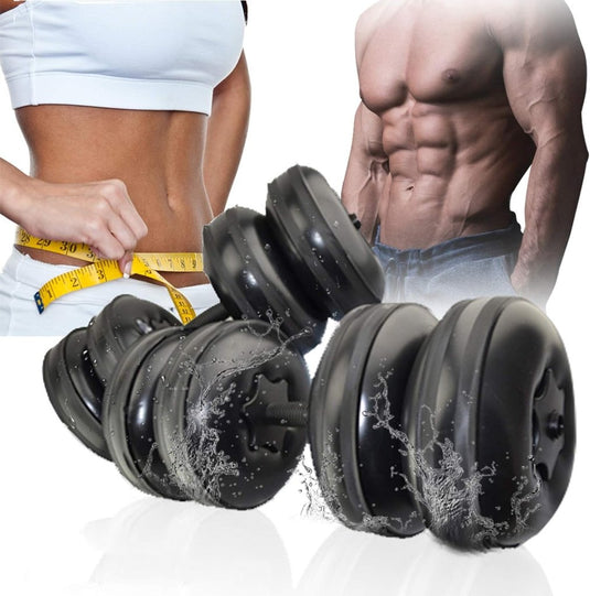 Een fitnessconceptafbeelding toont een vrouw die haar taille meet, de gespierde torso van een man en met water bespat Ultieme waterhalterset-halters op de voorgrond: perfect voor thuis of op reis!.