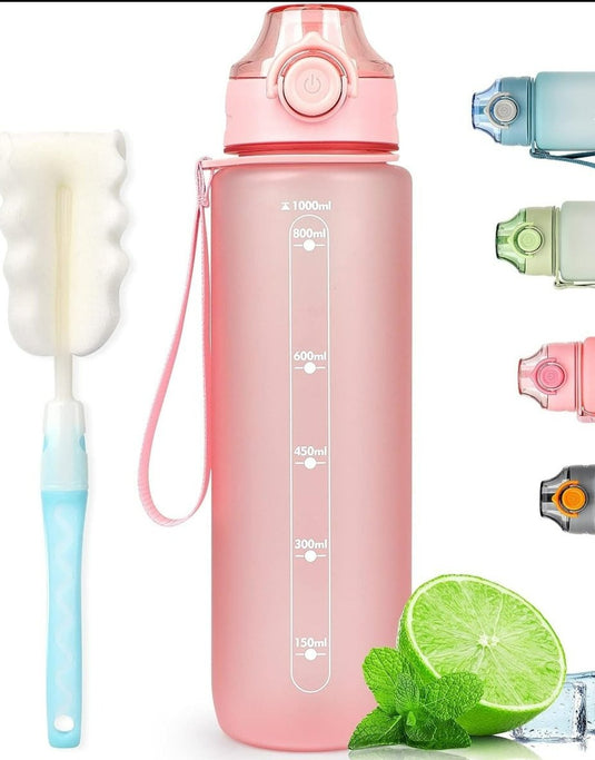 Een 1-liter waterfles voor sport, school en buitenactiviteiten, roze van kleur met een tijdsmarkering en een flessenborstel, buitenkant door afbeeldingen van ijs.