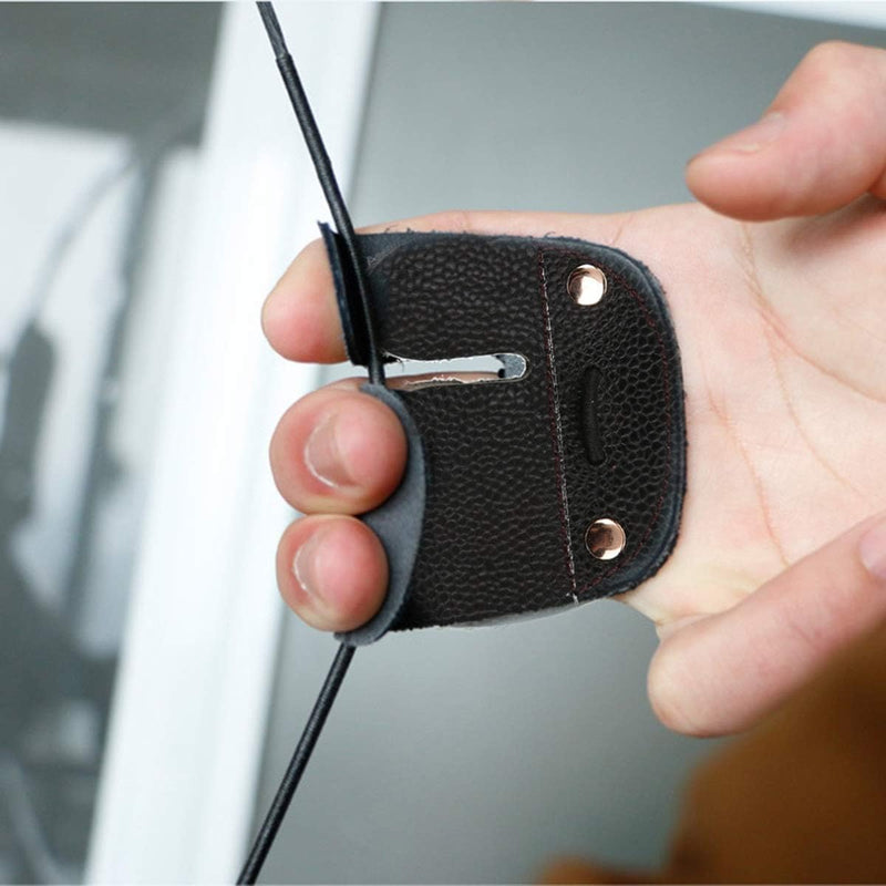 Laad afbeelding in Galerijviewer, Persoon houdt een lederen kabelhouder met Boogschieten vingerbescherming tegen een wit oppervlak.
