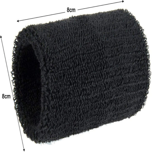 Een zwarte, getextureerde Ervaar het ultieme comfort met onze katoenen zweetbanden met uitstekende absorptie, gelabeld: 8cm bij 8cm, weergegeven tegen een witte achtergrond.