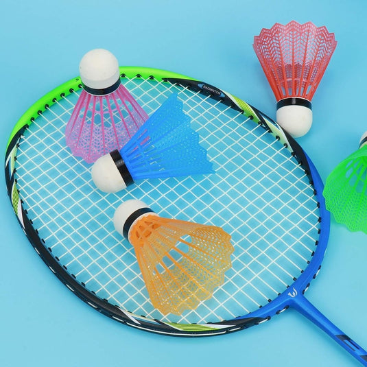Twee badmintonrackets met verschillende perfecte keuze voor recreatief gebruik gerangschikt op een blauwe achtergrond.