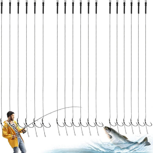 Een man in een geel jasje aan het vissen, met meerdere vislijnen boven hem en een grote karper die aan het uiteinde van zijn Verbeter jouw karperavonturen met karperhaken visaccessoires springt op een witte achtergrond.