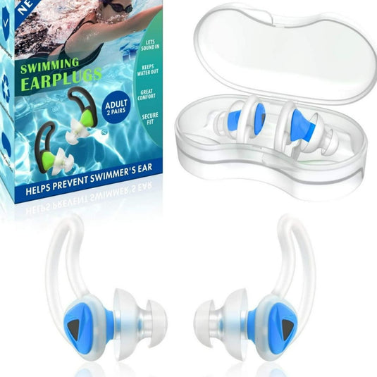 Twee paar blauw-witte 'Zwem zorgeloos met onze zwemoordoppen tegen water' worden tentoongesteld met hun hoesje naast een doos 'Zwemoordoppen', waarbij kenmerken als waterpreventie, veilige pasvorm en herbruikbaar voor meerdere doeleinden worden benadrukt.