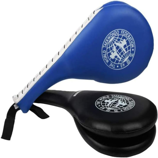 De Ultieme training met kickbox boks pads voor de jeugd bestaat uit twee Taekwondo trappeddels, één blauw en één zwart, met het logo van de World Taekwondo Federation, ideaal voor jonge atleten in vechtsporten jeugd om hun techniek te verfijnen.