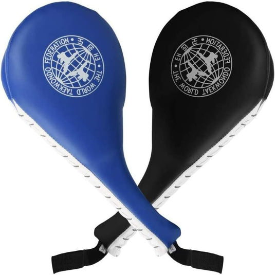 Een blauw en zwart taekwondo-paddledoel gekruist op de handgrepen, elk met het logo van de World Taekwondo Federation, perfect voor training met Ultieme training met kickbox boks pads voor de jeugd.
