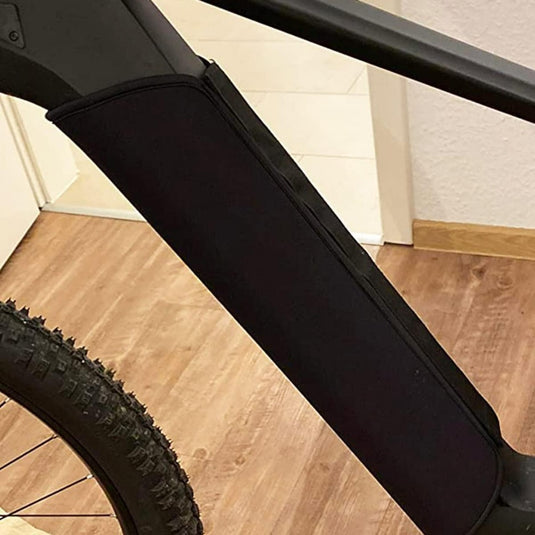 Een fiets met een E-Bike accu beschermhoes bevestigd aan het voorwiel om spatten te voorkomen.