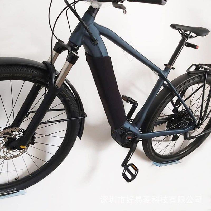 Laad afbeelding in Galerijviewer, Elektrische fiets met een E-Bike accu beschermhoes gemonteerd op het frame.

