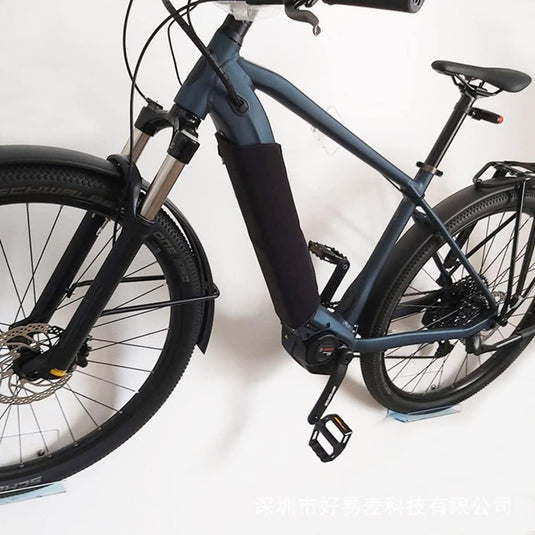 Elektrische fiets met een E-Bike accu beschermhoes gemonteerd op het frame.