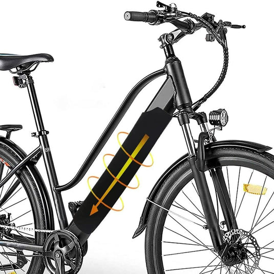 Elektrische fiets met een prominent accupakket gemonteerd op het frame, beschermd door een waterdichte E-Bike accu beschermhoes.
