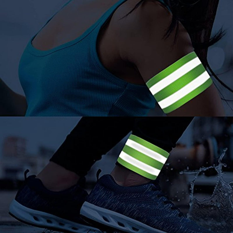 Laad afbeelding in Galerijviewer, Een persoon die in de schemering aan het joggen is en voor de veiligheid reflecterende armbanden en enkelbanden draagt, en Fat Gripz gebruikt om de spieromvang te vergroten.
