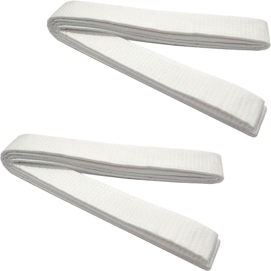 Twee witte Elevateer je training met onze premium judo/karate banden zijn gevouwen en parallel op een effen achtergrond gelegd.