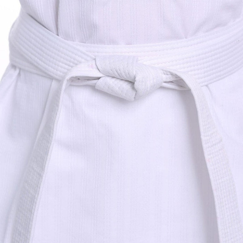 Laad afbeelding in Galerijviewer, Close-up van een witte judo/karateband gebonden rond een witte gi. Verhoog je training met onze premium judo/karate banden.
