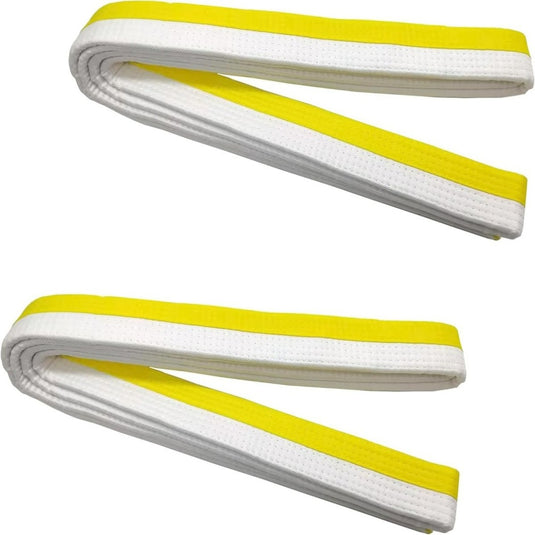 Twee gevouwen Elevateer je training met onze premium judo/karate banden met een witte basis en geel gestreepte randen liggen naast elkaar op een effen achtergrond.