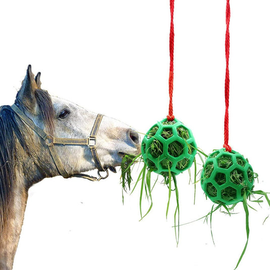 Zin met productnaam: Een paard dat hooi knabbelt aan een groene hangende voederbal, ontworpen als Paardentraktatiebal voor stressvermindering en paarden speelgoed tegen verveling - 2 stuks.