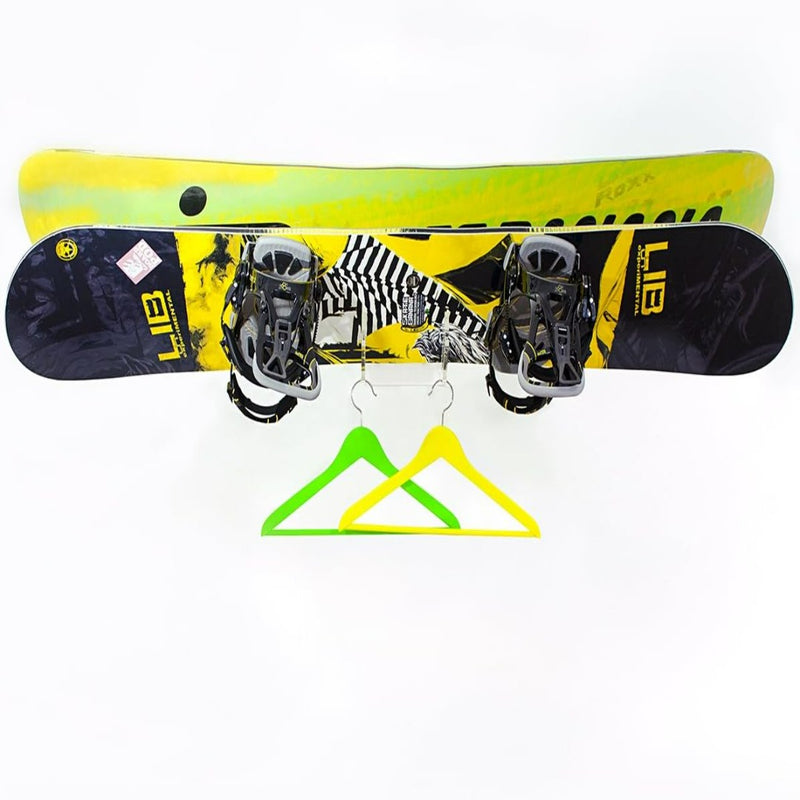 Laad afbeelding in Galerijviewer, Geel en zwart snowboard met grafische ontwerpen en bevestigde bindingen, horizontaal tentoongesteld op een Verrijk jouw ruimte met ons skateboardrek.
