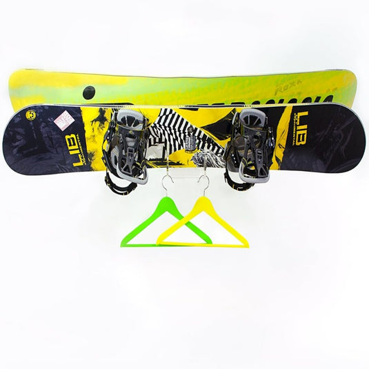 Geel en zwart snowboard met grafische ontwerpen en bevestigde bindingen, horizontaal tentoongesteld op een Verrijk jouw ruimte met ons skateboardrek.