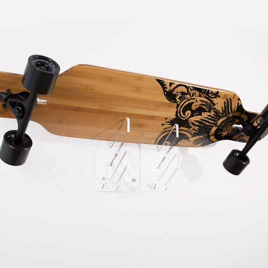 Longboard met bamboe deck en zwarte wieltrucks op een witte achtergrond, met Verrijk jouw ruimte met ons skateboardrek.