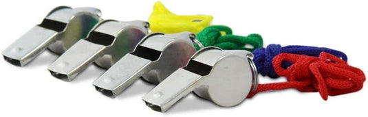 Vier metalen scheidsrechtersfluitjes met groene, gele, rode en blauwe vanglijnen rusten op een witte achtergrond. Product: