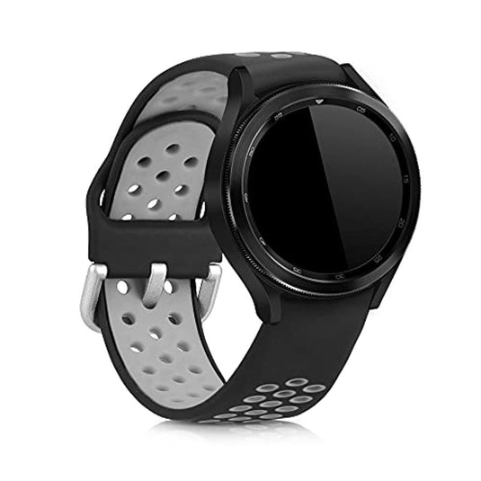 Een moderne smartwatch met een zwarte Samsung Galaxy Watch 4 Classic horlogebandjesset, met een rond touchscreen en ademende bandgaten.