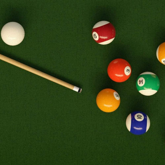 Biljartballen verspreid op een groene vilten tafel met een keu met Perfecte schroeftips voor jouw poolkeu!