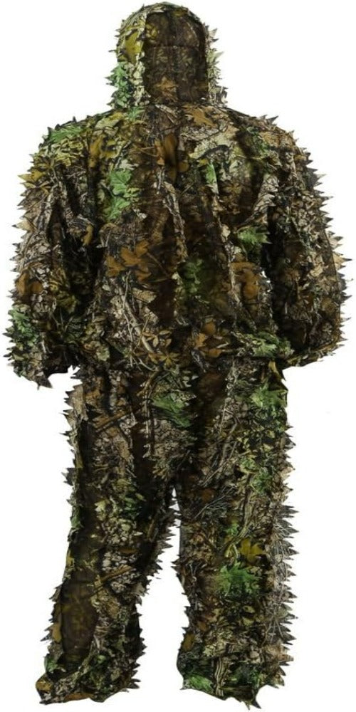 Een persoon die een full-body draagt Ontdek het ultieme begrensde camouflagepak - Ghilliekostuum ontworpen om zich te verbergen in een bosrijke omgeving.