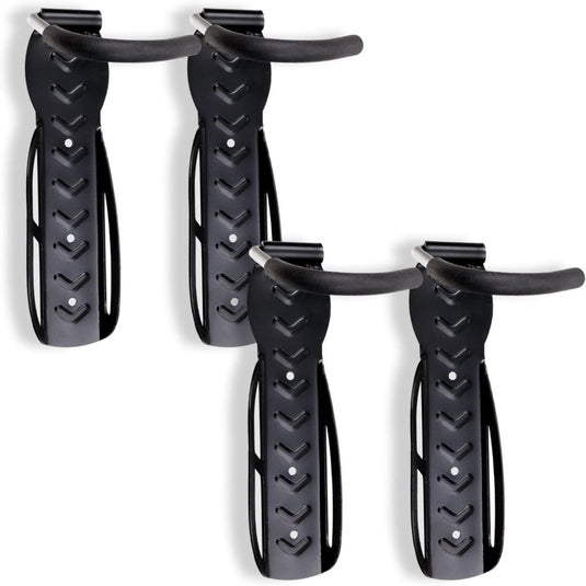 Vier Fiets ophangsysteem rekken in de kleur zwart, aan de muur gemonteerd en in twee rijen gerangschikt.