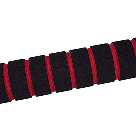 Close-up van een zwart voorwerp met rode horizontale banden, mogelijk een Verbeter je krachttrainingsroutine met de halterstang voor dumbbells en barbells of gripcover met afwisselende kleuren.