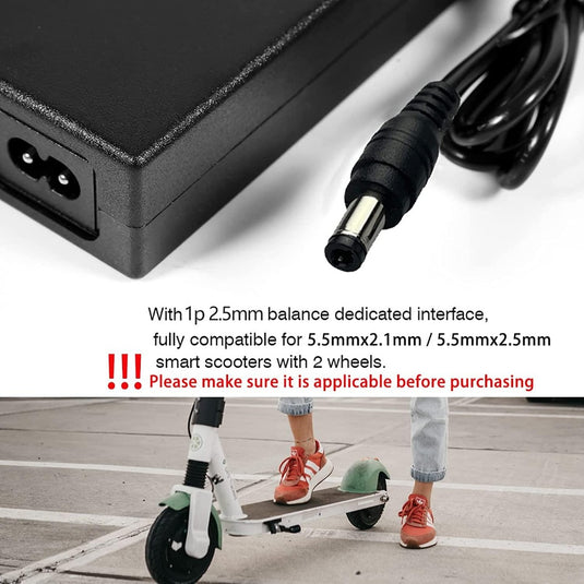 Close-up van onze 36V netadapter met aansluitkabel, compatibiliteitswaarschuwing voor slimme scooters en 'supersnel opladen'-functie, hieronder een afbeelding van een persoon die naast een elektrische scooter staat. Productnaam: Laad je elektrische scooter snel en efficiënt op met onze 36V netadapter!.