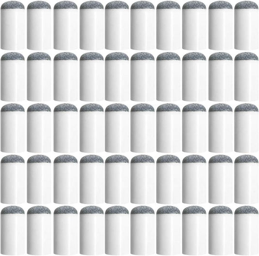 Meerdere rijen witte cilindrische zoutvaatjes met grijze doppen gerangschikt in een rasterpatroon op een witte achtergrond, wat lijkt op netjes gerangschikte Slijp je biljartprestaties met deze schuif pomerans.